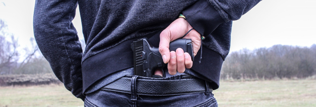 homme avec pistolet dans la ceinture